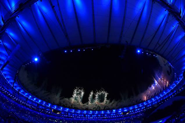Fogos de artifício criam a palavra 'Rio', durante a cerimônia de abertura dos Jogos Olímpicos Rio-2016, realizada no Estádio do Maracanã - 05/08/2016