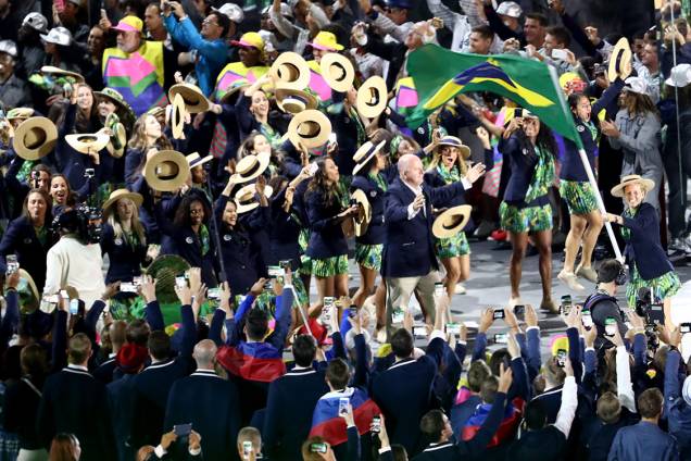 Delegação brasileira entra com a atleta Yane Marques carregando a bandeira durante a  cerimônia de abertura dos Jogos Olímpicos Rio 2016, no estádio do Maracanã