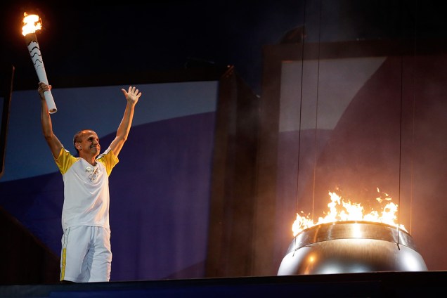 O ex-maratonista Vanderlei Cordeiro de Lima, acende a pira olímpica no estádio do Maracanã, durante a cerimônia de abertura dos Jogos Olímpicos Rio-2016 - 05/08/2016