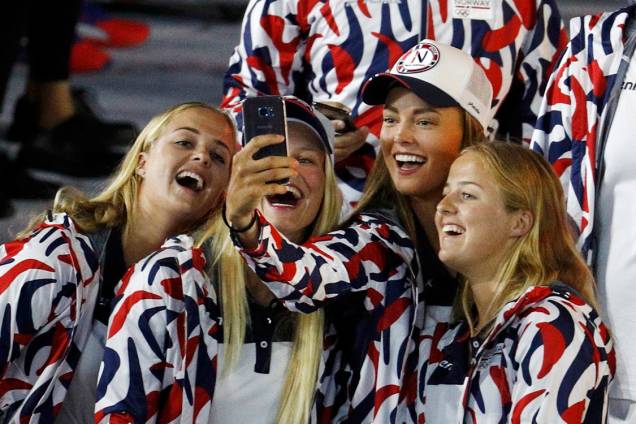 Atletas norueguesas tiram selfie durante a cerimônia de abertura dos Jogos Olímpicos Rio 2016, no estádio do Maracanã