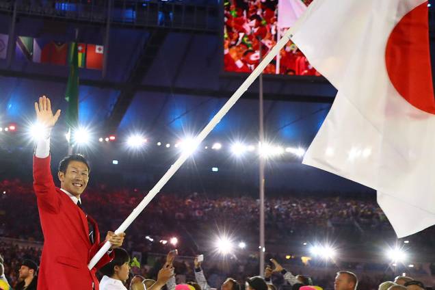 O atleta Kiesuke Ushiro carrega a bandeira do Japão durante a cerimônia de abertura dos Jogos Olímpicos Rio 2016, no estádio do Maracanã