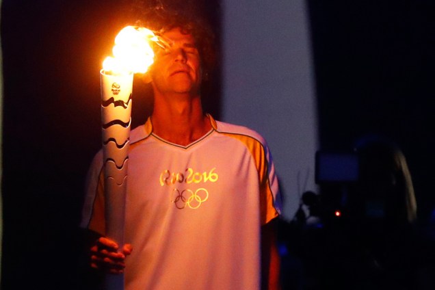 Gustavo Kuerten, o Guga, carrega a tocha com a chama olímpica dos Jogos Olímpicos Rio 2016, no estádio do Maracanã