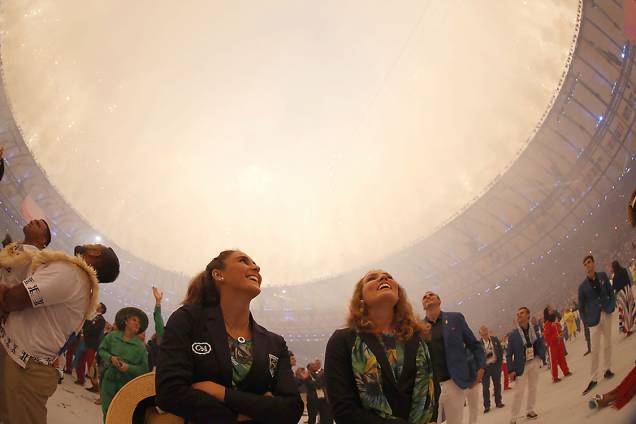 Atletas assistem aos fogos de artifício durante a cerimônia de abertura dos Jogos Olímpicos Rio 2016, no estádio do Maracanã