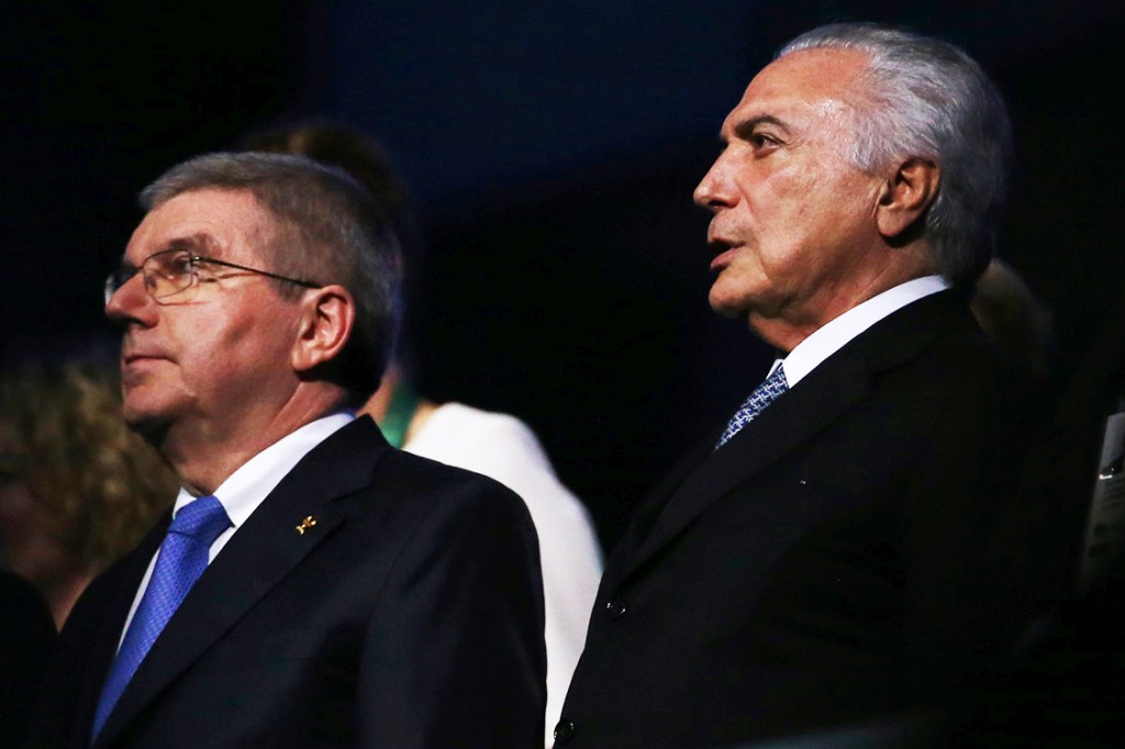 O presidente da República em exercício, Michel Temer, e o presidente do Comitê Olímpico Internacional (COI), Thomas Bach, assistem a cerimônia de abertura dos Jogos Olímpicos Rio-2016, realizada no Estádio do Maracanã - 05/08/2016