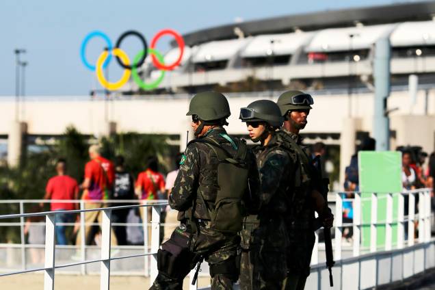 Soldados realizam patrulha próximo ao Estádio do Maracanã, no Rio de Janeiro (RJ), antes da abertura dos Jogos Olímpicos Rio-2016 - 05/08/2016