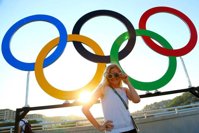 Mulher posa para foto, próximo aos arcos olímpicos, antes da cerimônia de abertura dos Jogos Olímpicos Rio-2016, realizada no Estádio do Maracanã - 05/08/2016