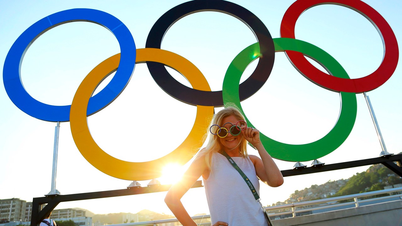 Mulher posa para foto, próximo aos arcos olímpicos, antes da cerimônia de abertura dos Jogos Olímpicos Rio-2016, realizada no Estádio do Maracanã - 05/08/2016