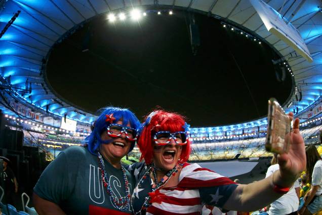 Torcedoras americanas tiram selfie, antes do início da cerimônia de abertura dos Jogos Olímpicos Rio-2016, realizada no Estádio do Maracanã - 05/08/2016