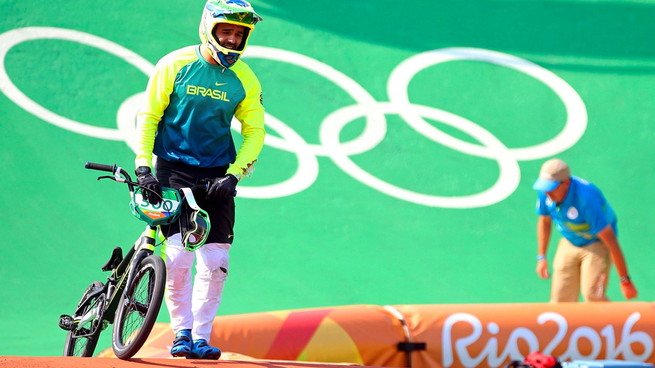 O brasileiro Renato Rezende abandona prova durante as quartas-de-final do ciclismo BMX, após colidir com o holandês Niekk Kiemmann - 18/08/2016
