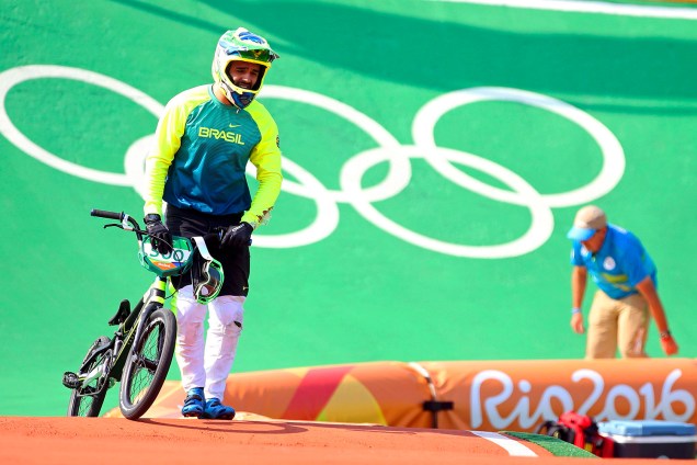 O brasileiro Renato Rezende abandona prova durante as quartas-de-final do ciclismo BMX, após colidir com o holandês Niekk Kiemmann - 18/08/2016