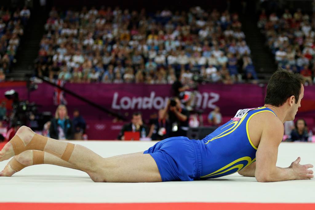 O ginasta brasileiro Diego Hypólito sofre queda em sua apresentação nos Jogos Olímpicos Londres-2012 - 28/07/2012