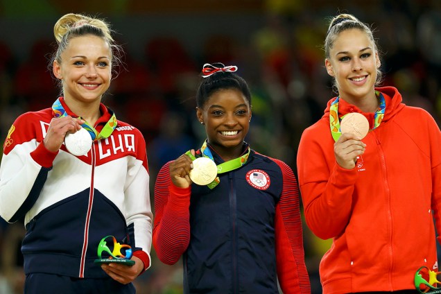 A ginasta americana Simone Biles comemora após ganhar medalha de ouro na prova de salto, na Arena Olímpica - 14/08/2016