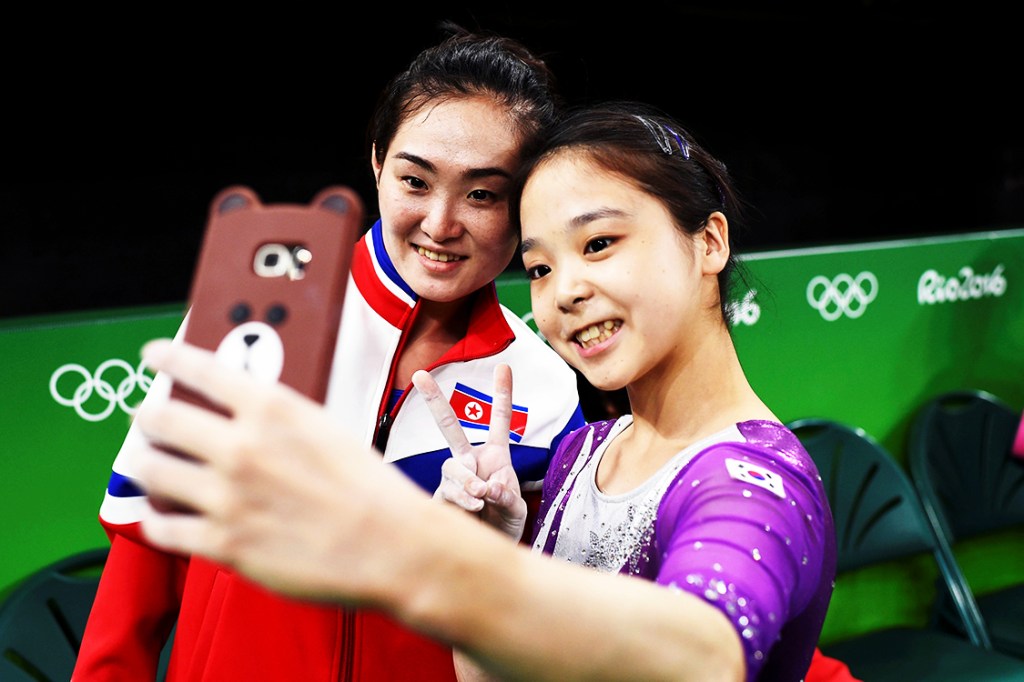 A ginasta sul-coreana Lee Eun-Ju faz selfie com a norte-coreana Hong Un Jong, durante treino de ginástica artística, na Arena Olímpica - 04/08/2016
