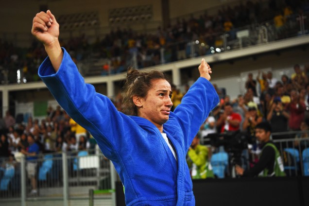 A judoca de Kosovo, Majlinda Kelmendi, se emociona ao vencer a italiana Odette Giuffrida, e conquistar a medalha de ouro, no judô feminino categoria 52kg, na Arena Carioca 2 - 07/08/2016