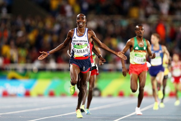 O britânico Mohamed Farah vence a maratona de 10000m masculina, no Estádio Olímpico - 13/08/2016