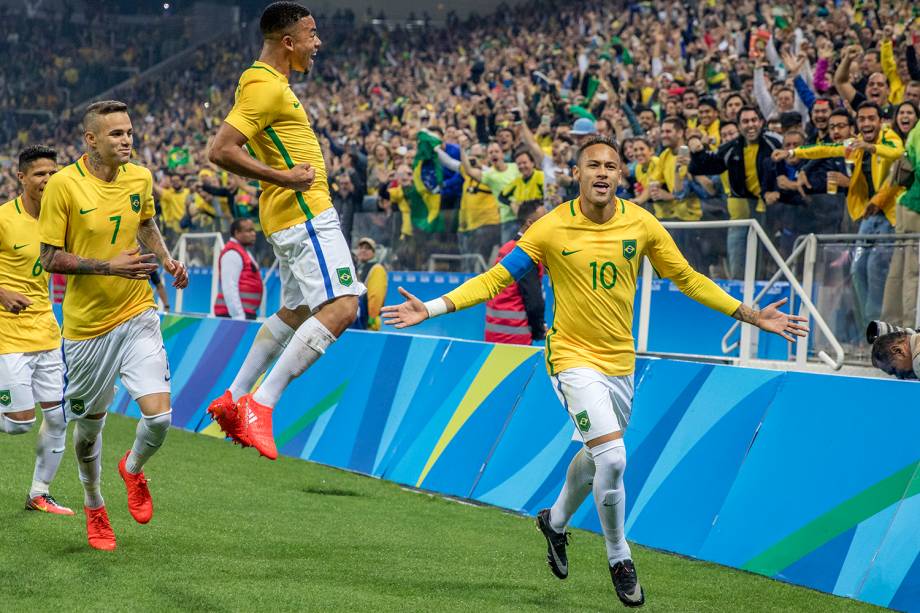 O jogador Neymar comemora após fazer gol de falta durante partida entre Brasil e Colômbia, válida pelas quartas-de-final do torneio olímpico de futebol masculino, na Arena Corinthians, em São Paulo (SP) - 13/08/2016