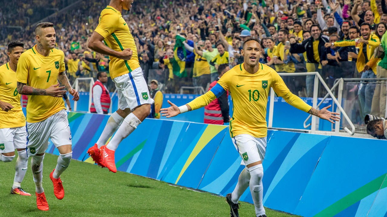 O jogador Neymar comemora após fazer gol de falta durante partida entre Brasil e Colômbia, válida pelas quartas-de-final do torneio olímpico de futebol masculino, na Arena Corinthians, em São Paulo (SP) - 13/08/2016