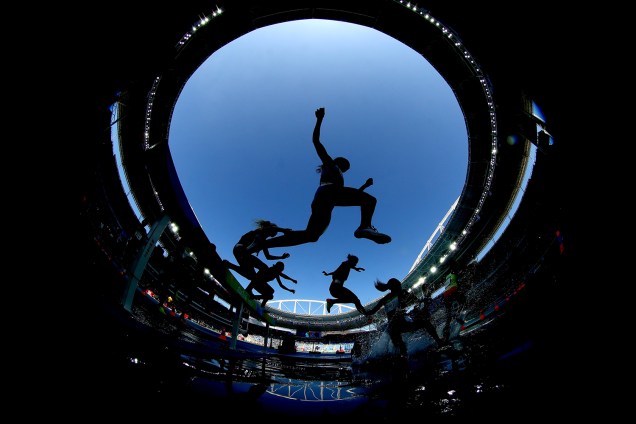 Atletas durante a prova de salto com barreiras feminina, no Estádio Olímpico - 13/08/2016