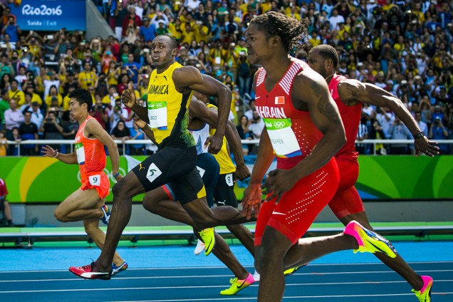 O velocista jamaicano Usain Bolt se classifica em primeiro lugar na prova eliminatória dos 100m rasos, durante o segundo das competições de atletismo - 13/08/2016