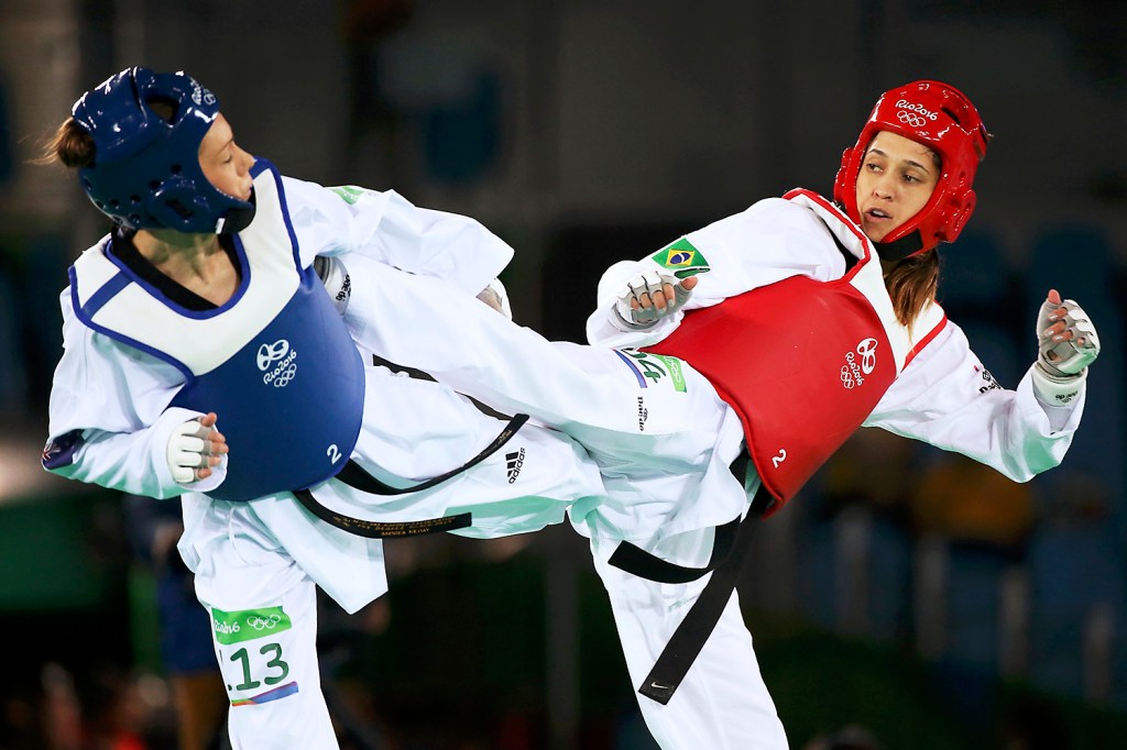 A brasileira Iris Silva (dir), derrota a neozelandesa Andrea Melisa Kilday, no taekwondo feminino categoria 49kg, na Arena Carioca 1 - 17/08/2016