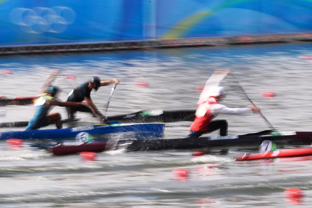 O canoísta brasileiro Isaquias Queiroz durante a final da canoagem categoria C1 200m, no Estádio da Lagoa, no Rio de Janeiro (RJ) - 18/08/2016