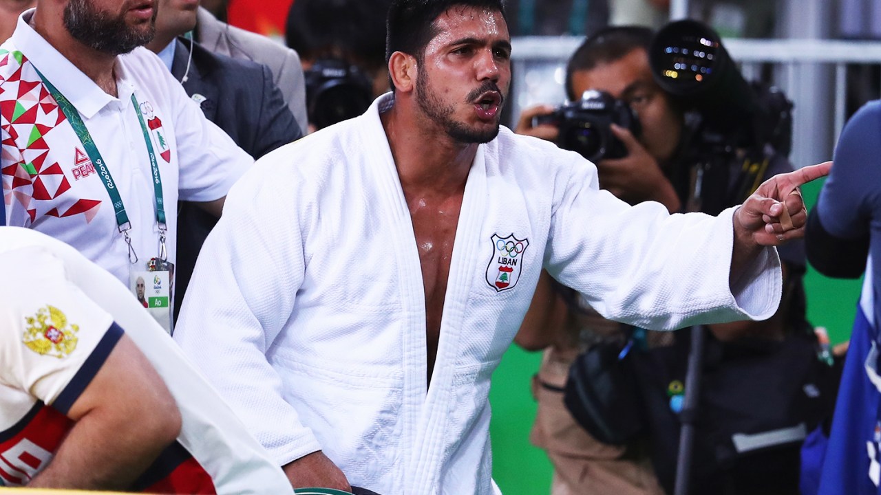 O judoca do Líbano, Nacif Elias, se irrita após perder para o argentino Emmanuel Lucenti, na Arena Carioca 2 - 09/08/2016