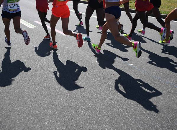 Maior festival de corridas de rua da América Latina, a Maratona do Rio reúne milhares de atletas, mas enfrenta reclamações pela organização neste ano.