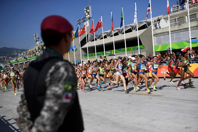 Segurança é reforçada durante a maratona feminina de 42km, que teve início no Sambódromo do Rio de Janeiro (RJ) - 14/08/2016
