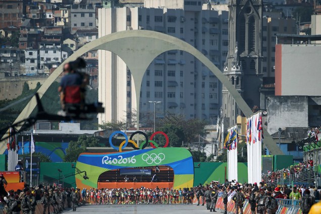 Atletas durante a maratona feminina de 42km, que teve início no Sambódromo do Rio de Janeiro (RJ) - 14/08/2016