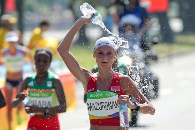 A atleta da Bielorrúsia, Volha Mazuronak , se refresca durante a maratona feminina de 42km - 14/08/2016