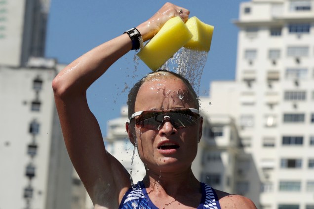 Atleta se refresca durante a maratona feminina de 42km, que teve início no Sambódromo do Rio de Janeiro (RJ) - 14/08/2016