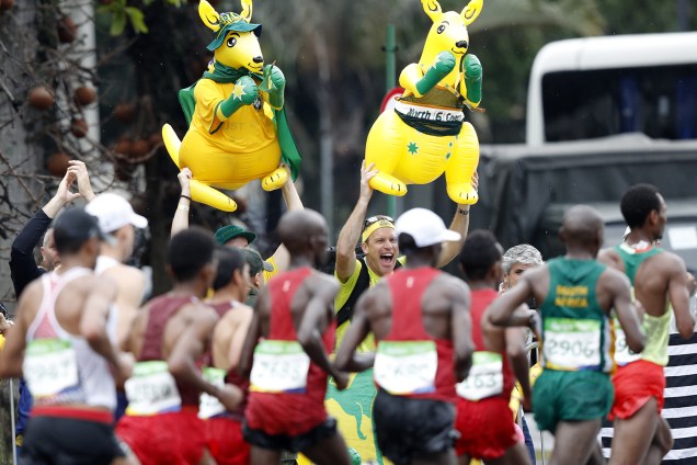 Torcedores australianos apoiam atletas durante a maratona masculina de 42km - 21/08/2016