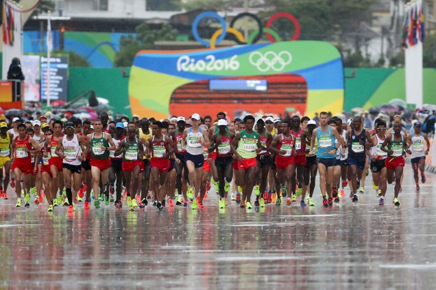 Atletas participam da maratona masculina de 42km da Rio-2016. Largada ocorreu no Sambódromo da Marquês de Sapucaí - 21/08/2016