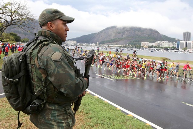 Maratona masculina da Rio-2016 ocorre sob forte esquema de segurança. Largada ocorreu no Sambódromo da Marquês de Sapucaí - 21/08/2016