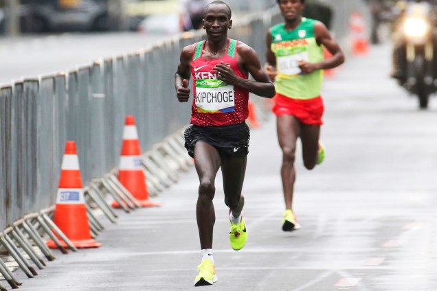O atleta queniano Eliud Kipchoge durante a maratona masculina de 42km da Rio-2016. Largada ocorreu no Sambódromo da Marqués de Sapucaí - 21/08/2016