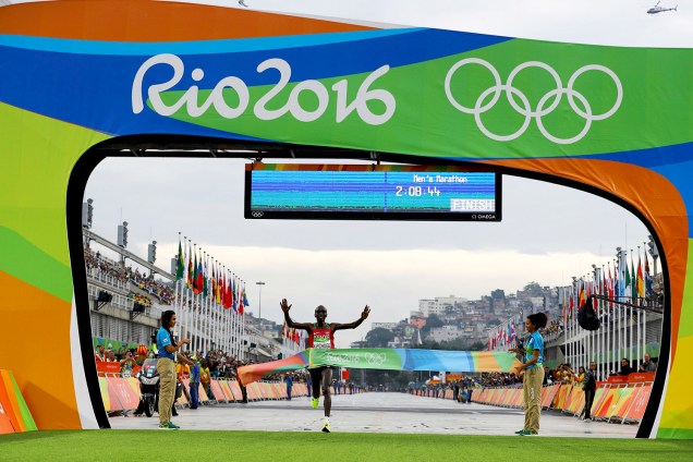 O atleta queniano Eliud Kipchoge vence a maratona masculina de 42km da Rio-2016. Largada ocorreu no Sambódromo da Marqués de Sapucaí - 21/08/2016