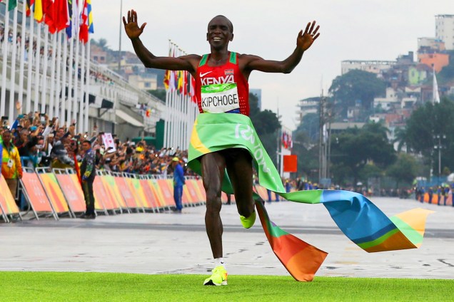 O atleta queniano Eliud Kipchoge vence a maratona masculina de 42km da Rio-2016. Largada ocorreu no Sambódromo da Marqués de Sapucaí - 21/08/2016
