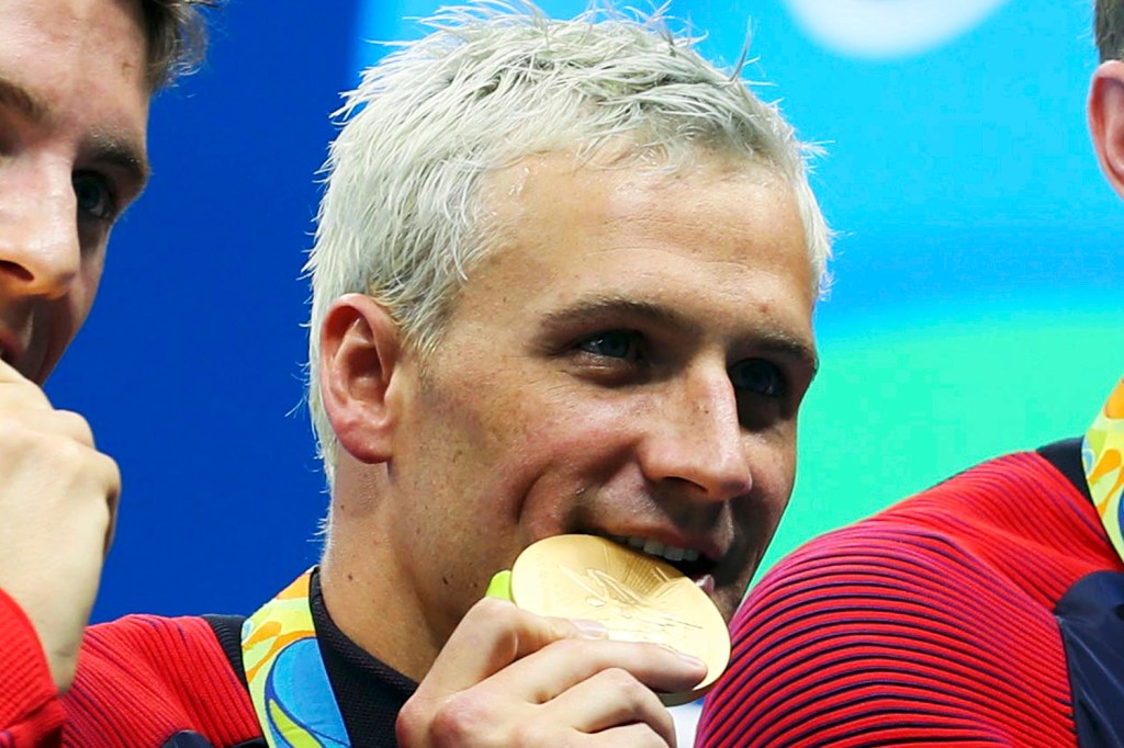 O nadador americano Ryan Lochte ganha medalha de ouro no revezamento 4x200m nado livre, na Rio-2016 - 09/08/2016