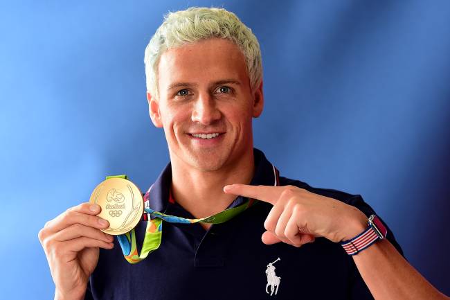 O nadador americano Ryan Lochte posa para foto com sua medalha de ouro na Praia de Copacabana, no Rio de Janeiro (RJ) - 12/08/2016