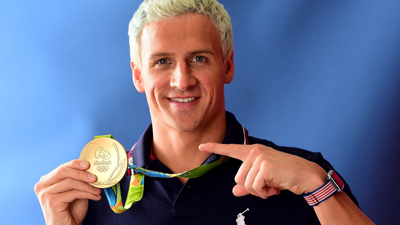 O nadador americano Ryan Lochte posa para foto com sua medalha de ouro na Praia de Copacabana, no Rio de Janeiro (RJ) - 12/08/2016