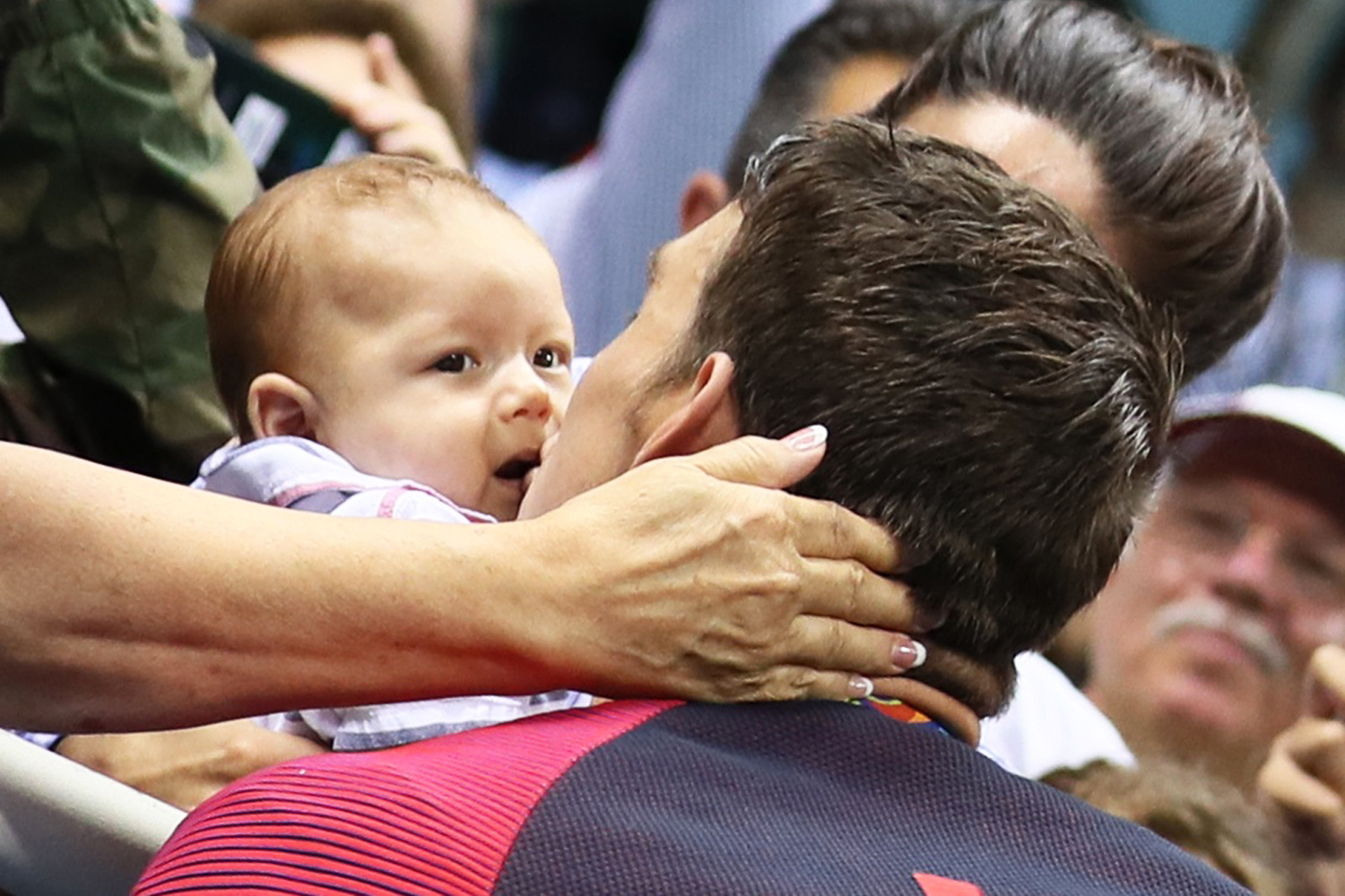 O nadador americano Michael Phelps beija seu filho Boomer, após conquistar medalha de ouro nos 200m nado borboleta, no Parque Aquático Olímpico, no Rio de Janeiro (RJ) - 09/08/2016