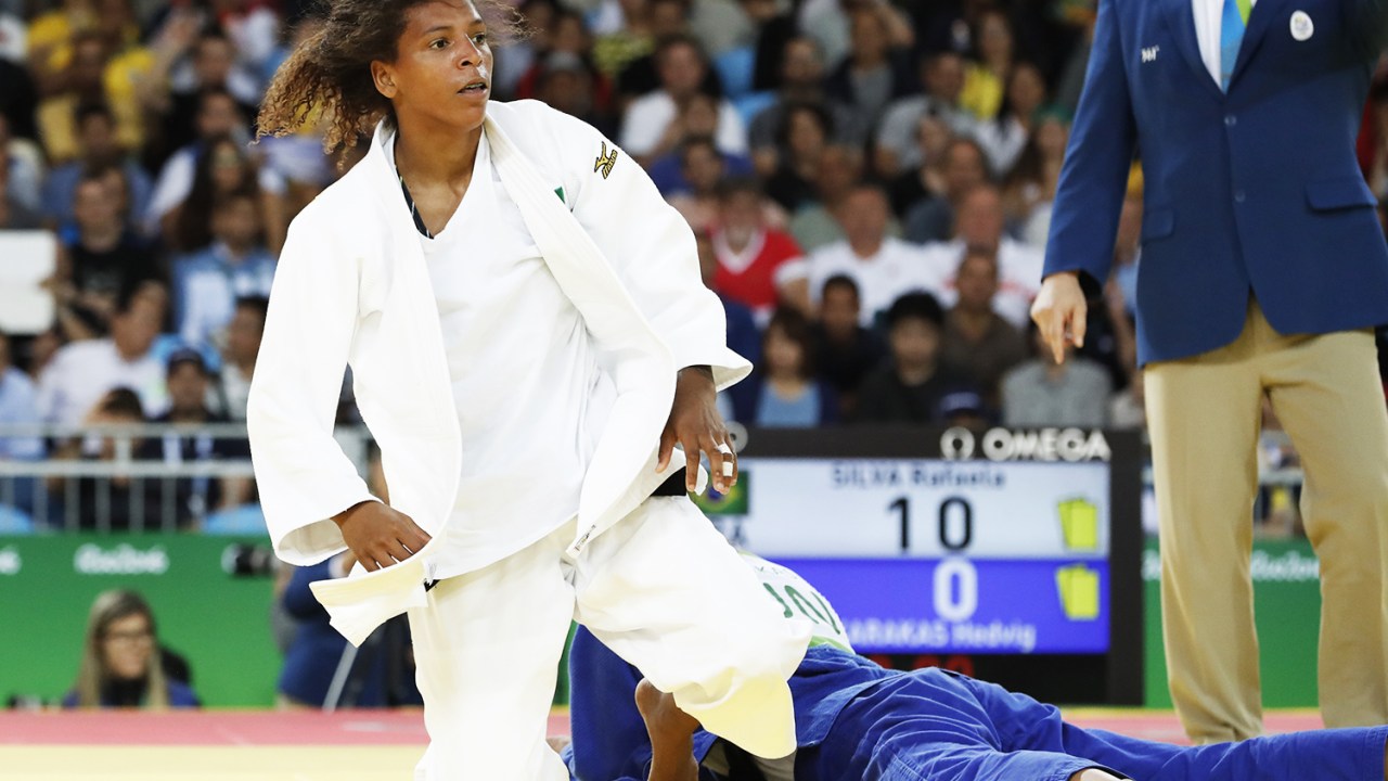 A judoca brasileira Rafaela Silva luta com a húngara Hedvig Karakas, durante o torneio de judô feminino, categoria até 57kg - 08/08/2016