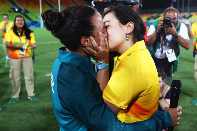 A voluntária Marjorie Enya (dir), beija a jogadora de rugby Isadora Cerullo, após proposta de casamento, na partida entre Austrália e Nova Zelândia, em Deodoro, no Rio de Janeiro (RJ) - 08/08/2016