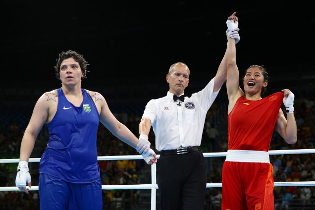A brasileira Andreia Bandeira é derrotada pela chinesa Qian Li pelas quartas-de-final do boxe, categoria 75kg, no Pavilhão 6 do Riocentro - 17/08/2016