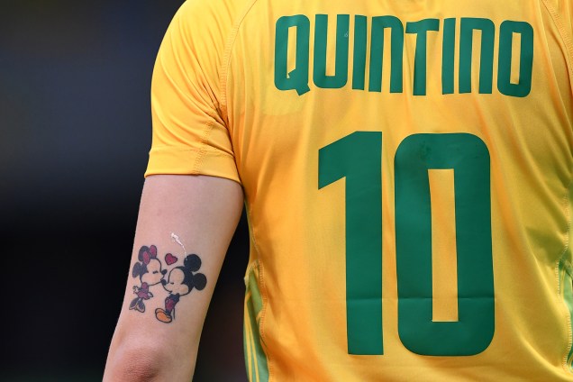 Tatuagem de Mickey Mouse e Minnie é vista no braço de Jessica Quintino, jogadora de handebol feminino do Brasil, durante partida contra a Noruega na Arena do Futuro - 06/08/2016