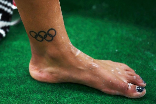 A ginasta britânica Rebeca Downie é vista com tatuagem dos arcos olímpicos, durante treino na Arena Olímpica - 04/08/2016
