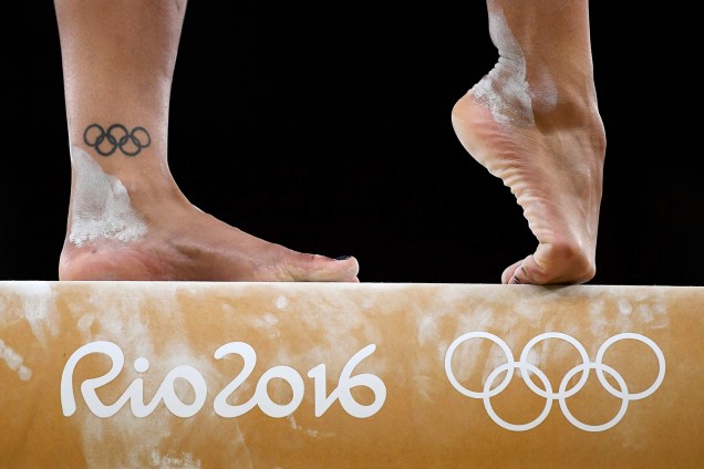 A ginasta britânica Rebecaa Downie é vista com tatuagem dos arcos olímpicos, durante treino na Arena Olímpica - 04/08/2016