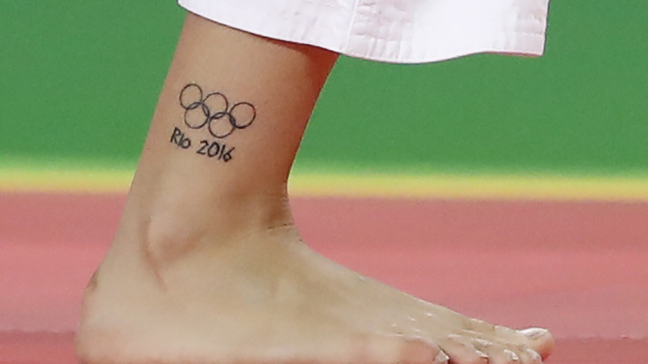 A turca Busra Katipoglu é vista com tatuagem dos arcos olímpicos na perna, durante competição no judô feminino, categoria até 63kg - 09/08/2016