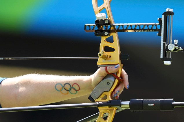 A sueca Christine Bjerendal é vista com tatuagem dos arcos olímpicos em seu braço, durante competição do tiro com arco feminino no Sambódromo do Rio de Janeiro (RJ) - 09/08/2016