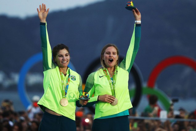 As brasileiras Martine Grael e Kahena Kunze conquistam a medalha de ouro na classe 49er FX da vela, na Baía de Guababara, no Rio de Janeiro - 18/08/2016